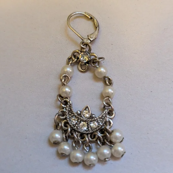 Vintage Pearl Dangle Earrings - Picture 3 of 4